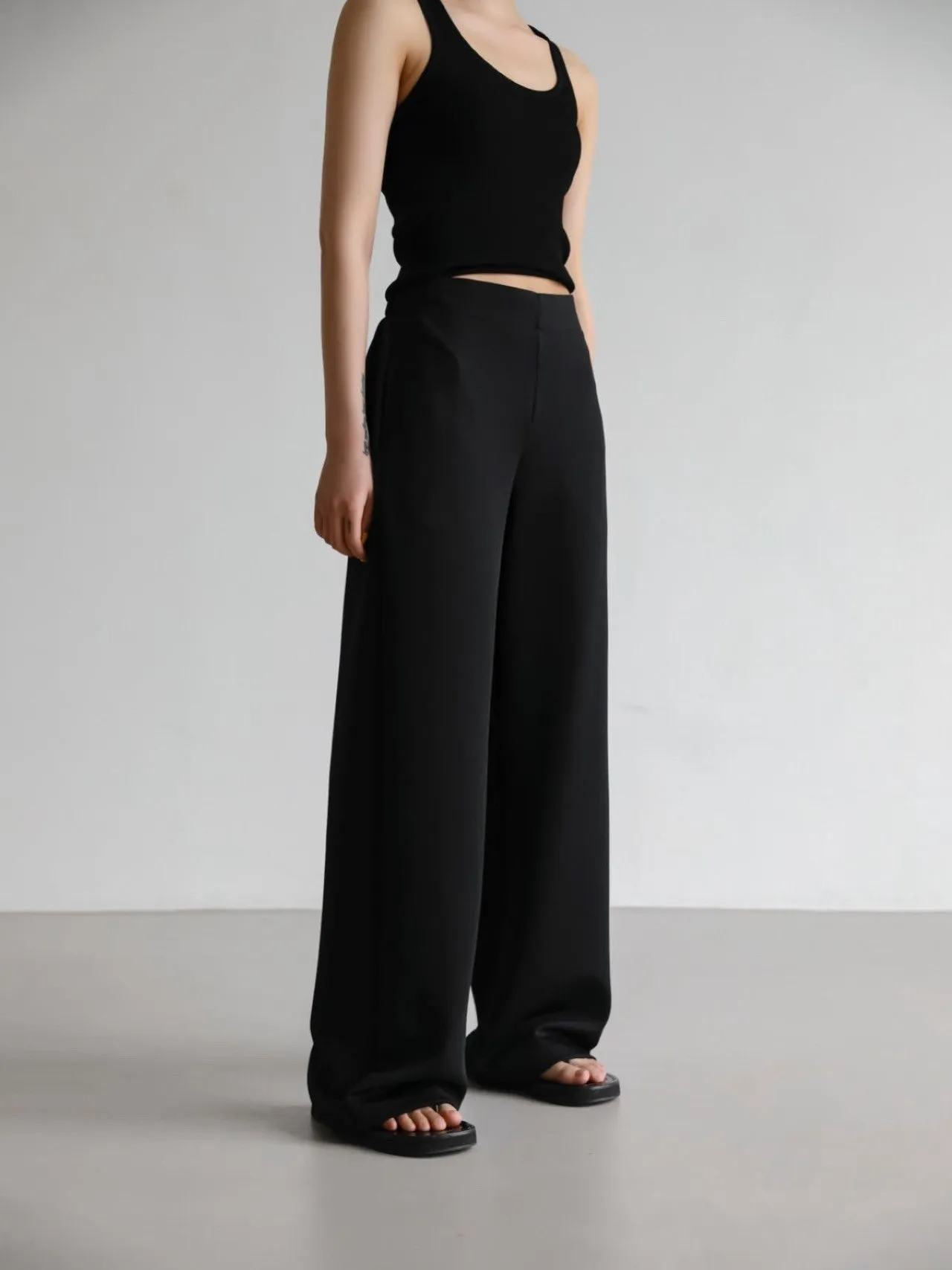 HALF BANDED RELAX TROUSERS